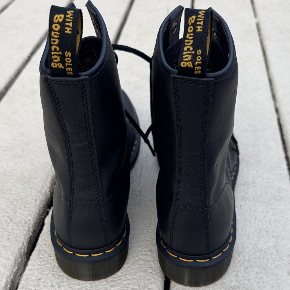 Dr. Martens Women’s NWOT 1460 Smooth Leather Lace Up Boot - Picture 6 of 8